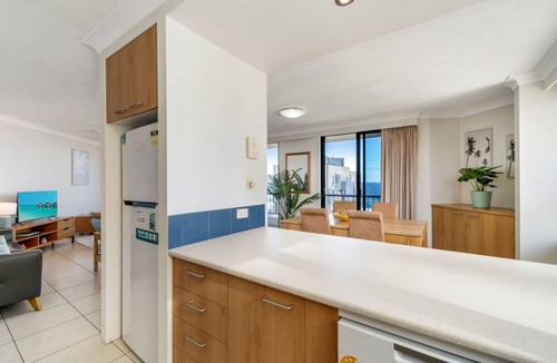 Main Beach Apartment | Carrington Getaway - Ocean Views, WiFi & Parking