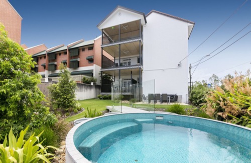 Spring Hill Apartment | Carrington Manor Apartments - Oversized apartment/5 bedrooms/ sleeps 9