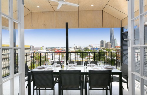 Spring Hill Apartment | Carrington Manor Apartments - Oversized apartment/5 bedrooms/ sleeps 9