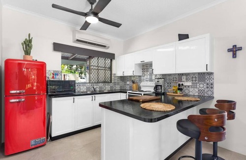 Holloways Beach Apartment | Casa De Playa - Beach Townhouse
