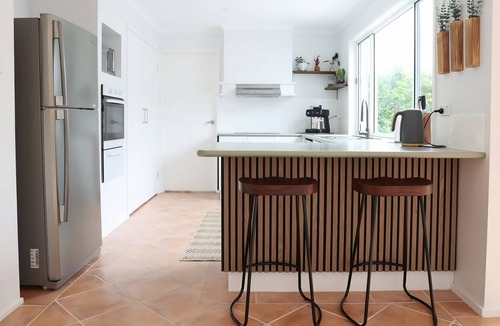 The Entrance North House | Casa De Praia' next to the ocean