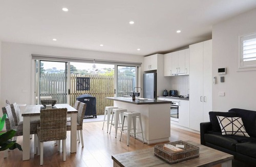Ocean Grove House | Casa EMEC! Pets welcome, aircon, central, sleeps 7