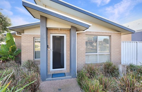 Indented Head House | Casa Laut; Sleeps 6, Walk to beach, Family Friendly, Pets welcome