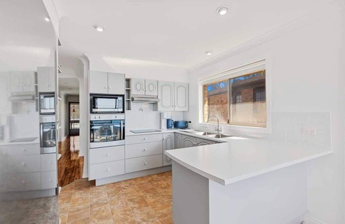 Batehaven Apartment | Caseys Beach Escape | Ocean Views | Sleeps 7
