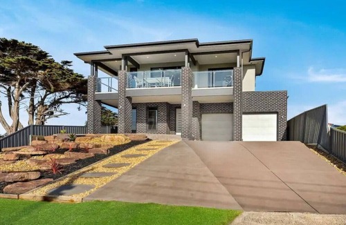 San Remo House | Castaway Views on Broadway