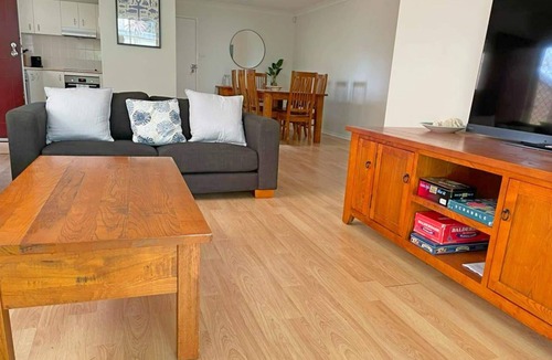 Caves Beach Villa | Caves Beach Villa - walk to beach, cafes and shops