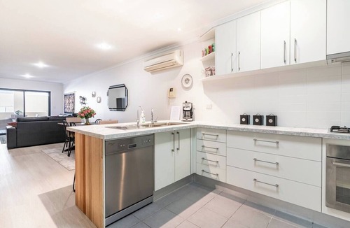 Adelaide Central Business District Apartment | CBD 2bedrms 2 onsuite bathrms, free parking and WiFi, sleeps 8