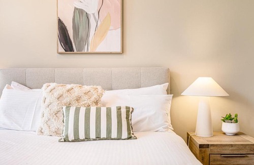 Melbourne Central Business District Apartment | CBD 3Brm Apt with Pool, Gym and CBD Skyline Views