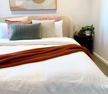 Melbourne Central Business District Apartment | CBD Apartment, Sleeps 4 with Free Car Park