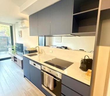 Reid Apartment | CBD - Pool - Sleeps 4 - Parking