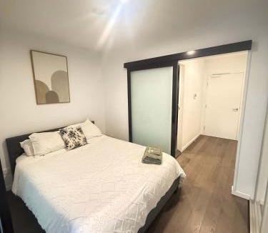 Reid Apartment | CBD - Pool - Sleeps 4 - Parking
