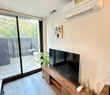 Reid Apartment | CBD - Pool - Sleeps 4 - Parking