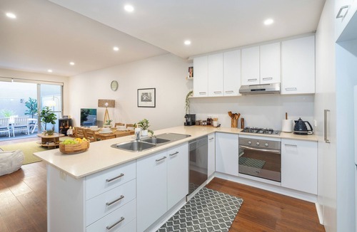 Adelaide Central Business District House | CBD Villa King Suite Garage BBQ Pets Walk Everywhere