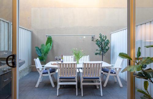 Adelaide Central Business District House | CBD villa, King Suite, Garage, BBQ, Pets, Walk Everywhere