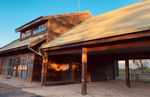 Mansfield House | Cedar Chalet - a beautiful cosy home in Mansfield