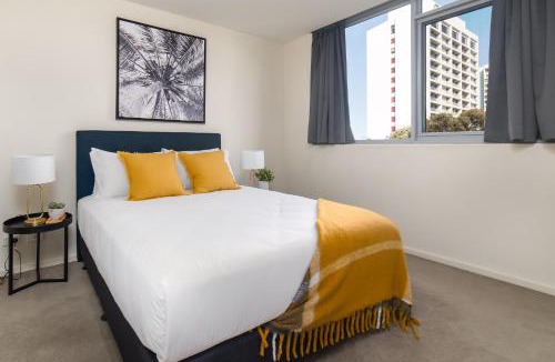 City West Apartment | Central 1-Bed with Parking BBQ and Indoor Pool