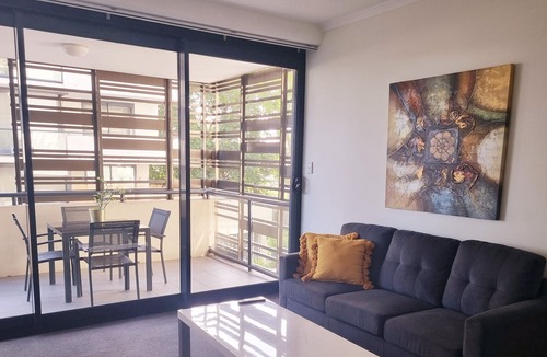 Gladstone Apartment | Central 2 bedroom, 2 bathroom apartment with balcony