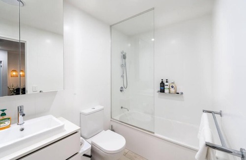 Eagle Farm Apartment | Central 2BR-2BA Resort-Style Retreat In Hamilton M21