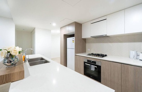 Eagle Farm Apartment | Central 2BR-2BA Resort-Style Retreat In Hamilton M21