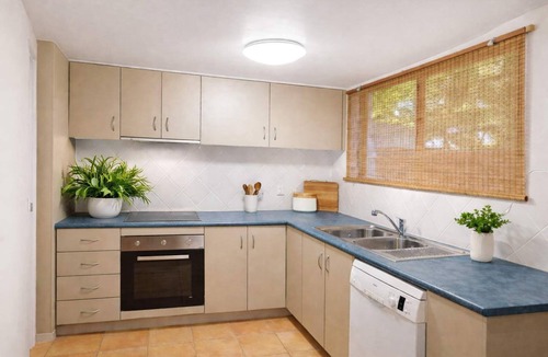 North Ward Apartment | Central 2BR Apartment | Walk to Strand & CBD | Courtyard + Parking