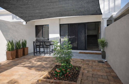 North Ward Apartment | Central 2BR Apartment | Walk to Strand & CBD | Courtyard + Parking