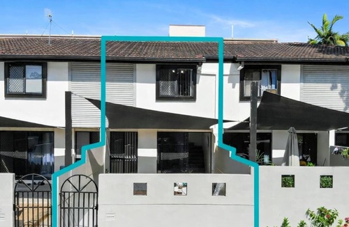 North Ward Apartment | Central 2BR Apartment | Walk to Strand & CBD | Courtyard + Parking