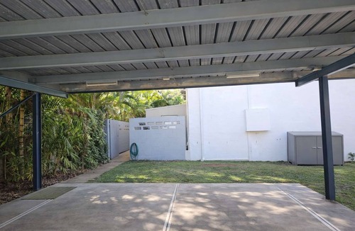 North Ward Apartment | Central 2BR Apartment | Walk to Strand & CBD | Courtyard + Parking