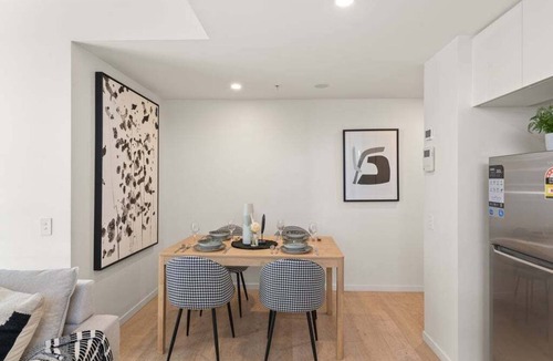 South Brisbane Apartment | Central 2BR Gem | Modern Comfort City & River View