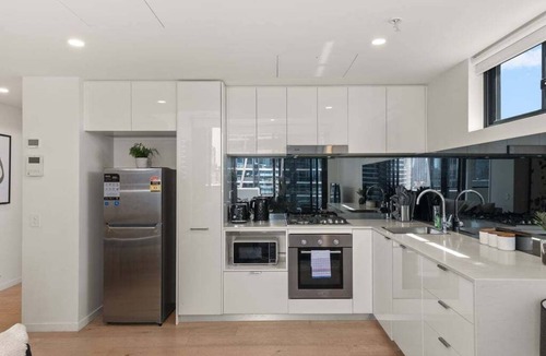 South Brisbane Apartment | Central 2BR Gem | Modern Comfort City & River View