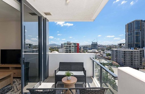 South Brisbane Apartment | Central 2BR Gem | Modern Comfort City & River View