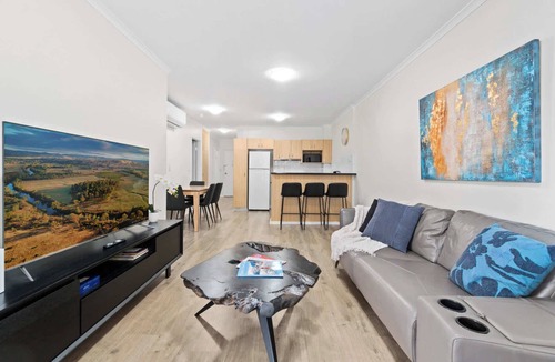 Adelaide Central Business District Apartment | Central 3BR Apt Parking WiFi Netflix