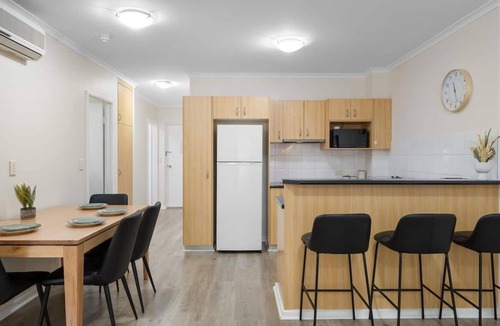 Adelaide Central Business District Apartment | Central 3BR Apt Parking WiFi Netflix