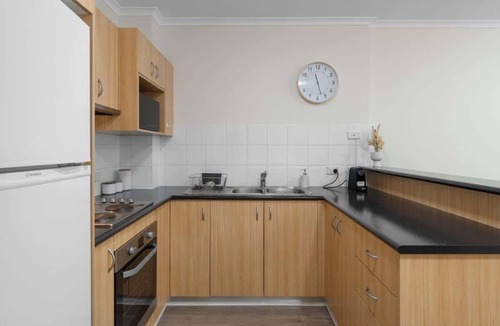 Adelaide Central Business District Apartment | Central 3BR Apt Parking WiFi Netflix