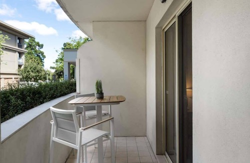 Adelaide Central Business District Apartment | Central 3BR Apt Parking WiFi Netflix