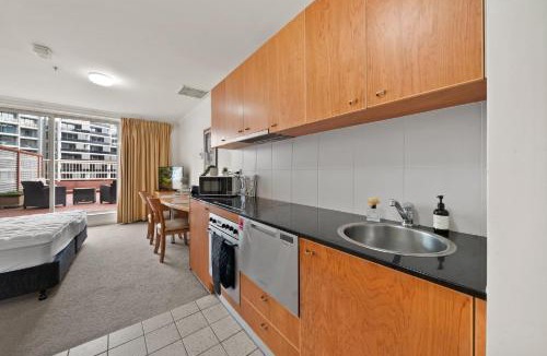 City East Apartment | Central ACT Studio with Indoor Pool and Gym