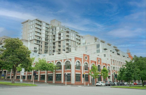 East Melbourne Apartment | Central apt with Parking & Pool