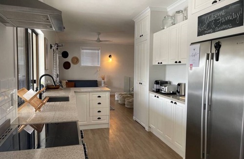 Tannum Sands Apartment | Central Beach Town Gem | Walk to Everything