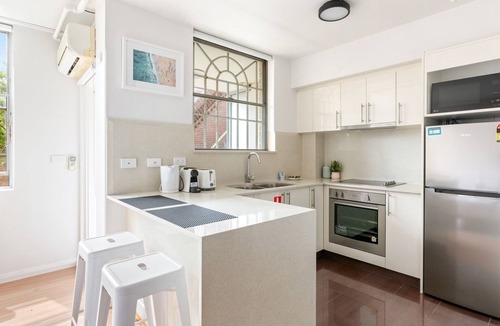 Bondi Apartment | Central Bondi Studio with Rooftop Pool Access