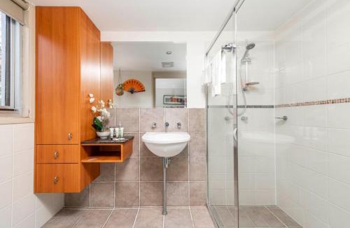 Braddon Apartment | Central Braddon Retreat near Cafes and Culture
