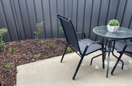Beechworth Apartment | Central brand new studio