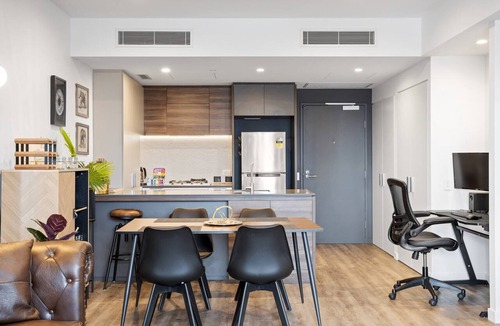 South Brisbane Apartment | Central Brisbane Stay with Balcony, Pool & BBQ