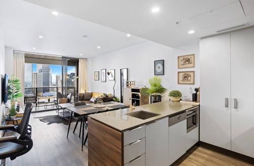 South Brisbane Apartment | Central Brisbane Stay with Balcony, Pool & BBQ