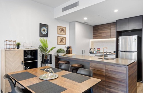 South Brisbane Apartment | Central Brisbane Stay with Balcony, Pool & BBQ