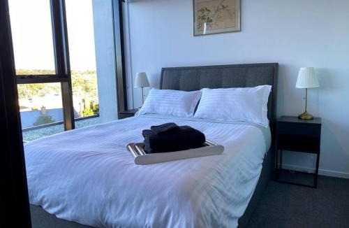 Reid Apartment | Central Canberra City apartment with study and full amenities including parking