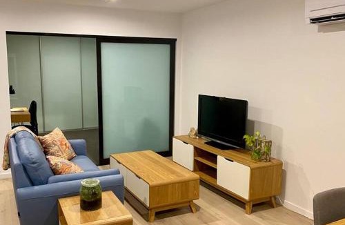 Reid Apartment | Central Canberra City apartment with study and full amenities including parking