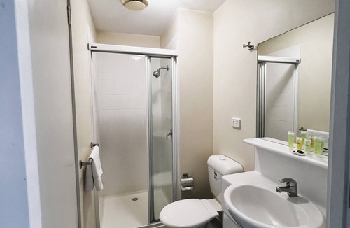 Carlton South Apartment | Central CBD Apartment for 5 | Free WiFi | On Site Parking Available