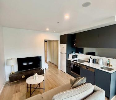 Reid Apartment | Central CBD - parking - sleeps 4