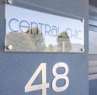 Myrtleford House | Central Chic- Beautifully appointed townhouse