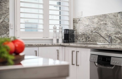Carlton Apartment | Central Chic & Cool Carlton Apartment on Elgin St.