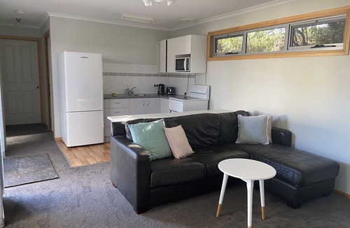 Portarlington House | Central convenience for groups and families - Portarlington entertainer!